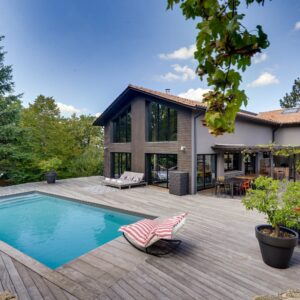 Architect-designed house with 6 spacious bedrooms, swimming pool and garage