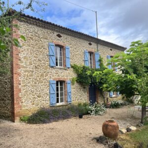 CHARMING COUNTRY RETREAT WITH GUEST ACCOMMODATION & SECLUDED POOL